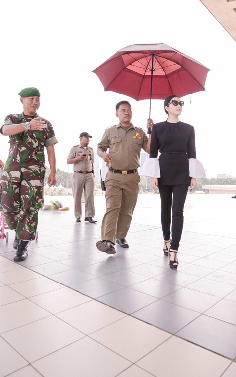 Cũng bởi vai trò khá đặc biệt của Lý Nhã Kỳ trong chuyến công du lần này nên cô đã được lực lượng quân đội Indonesia đón tiếp nồng hậu cũng như hỗ trợ trong mọi sự kiện, hoạt động, tới thăm những di tích lịch sử để hiểu thêm về Indonesia.